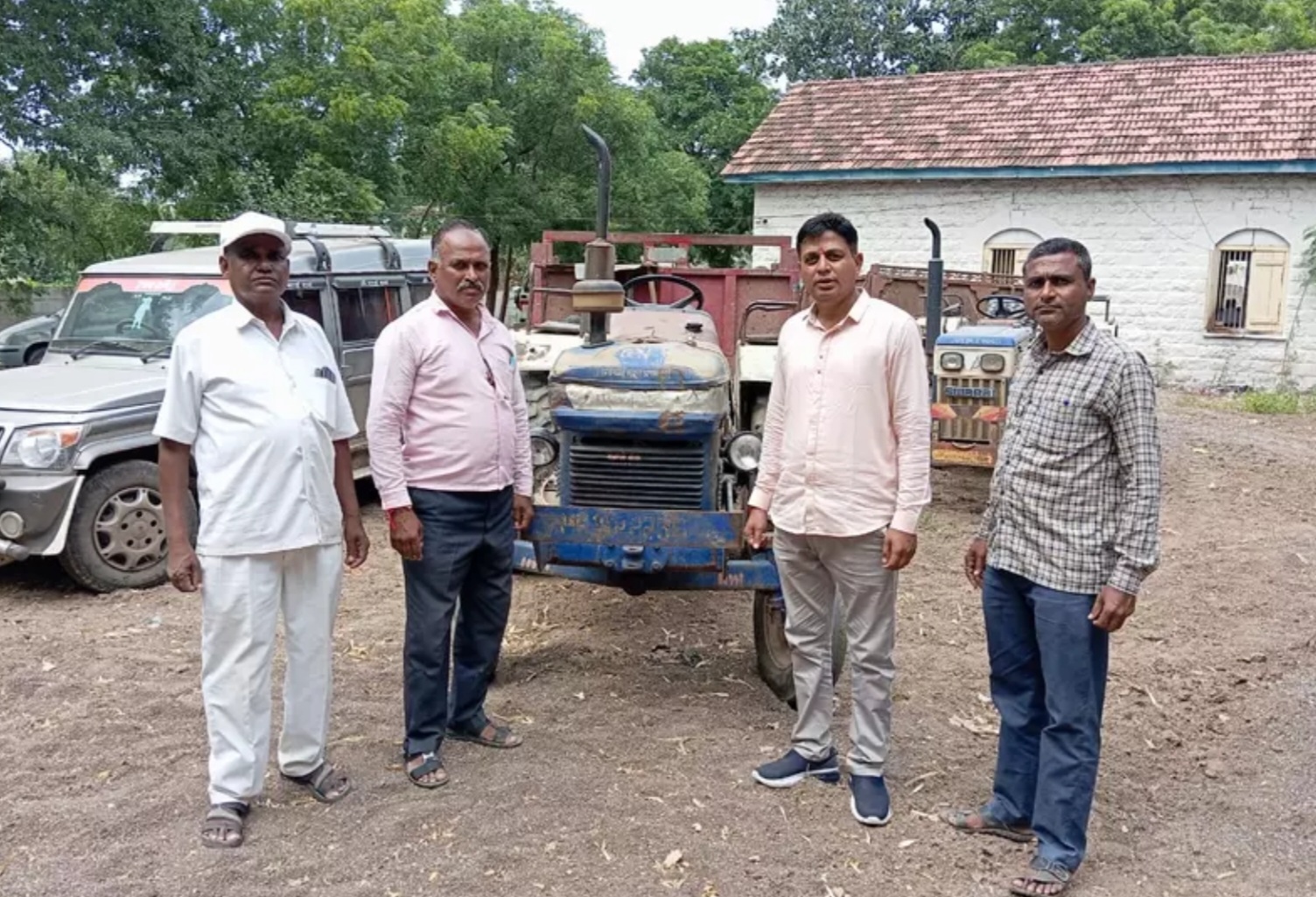 Amalner: भर दुपारी अवैध वाळू वाहतूक..? वाळू वाहतूक करणारे ट्रॅक्टर पोलिसांत जमा...