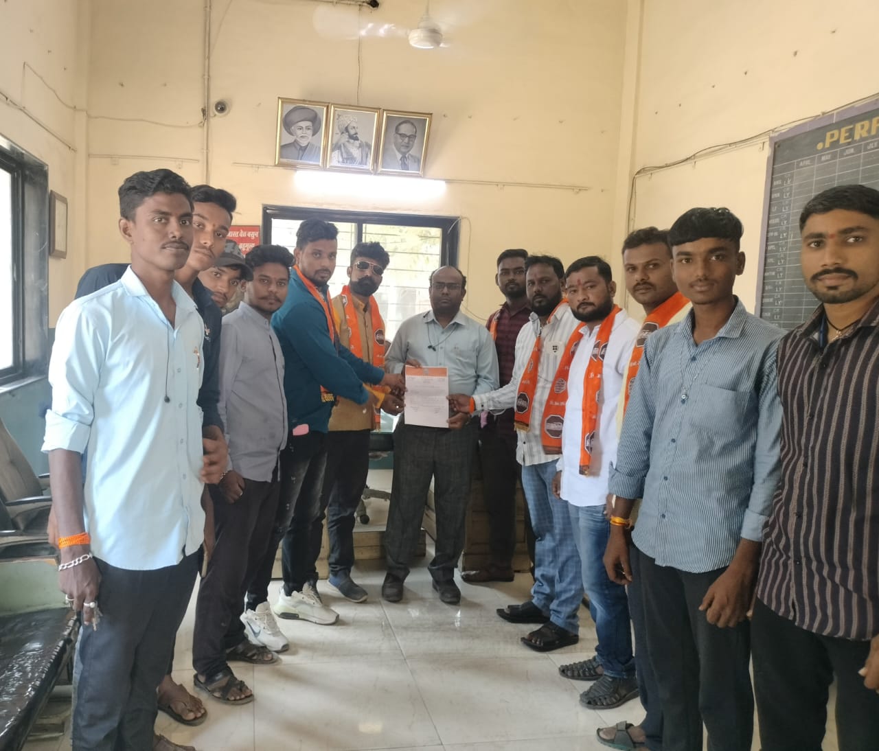 Amalner: एसटी डेपो चा मनमानी कारभार...मनसे चे निवेदन...