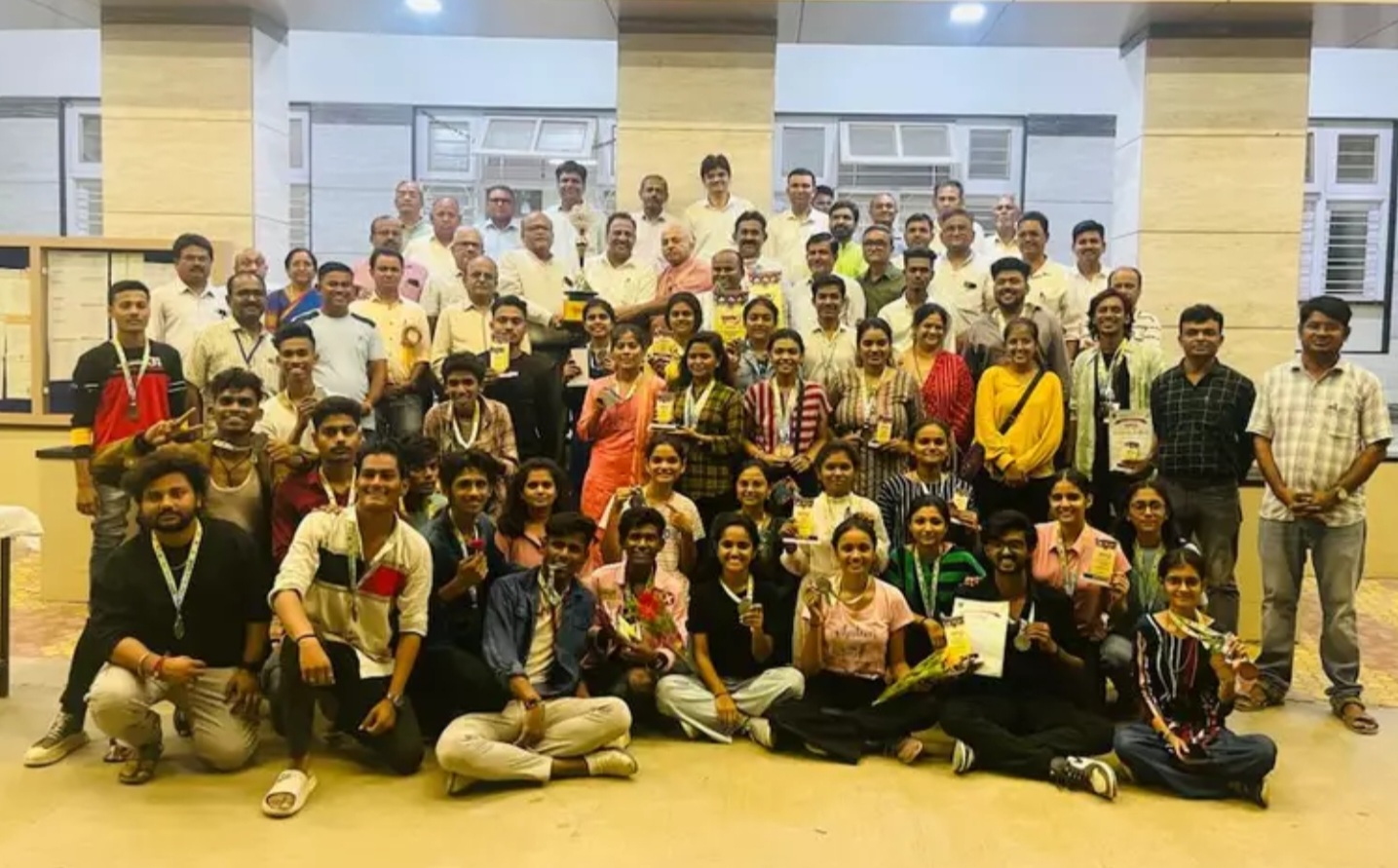 Amalner: युवारंग युवक महोत्सवात उपविजेत्या संघाचा खा शि तर्फे सत्कार...