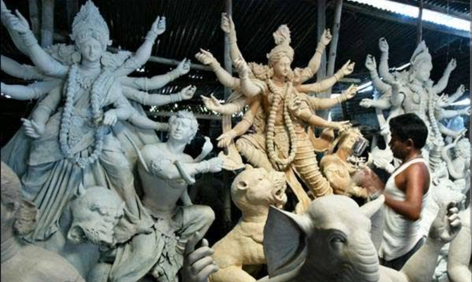 Navratri Soecial: दुर्गेची मूर्ती बनविण्यासाठी वेश्येच्या अंगणातील मातीच का आणली जाते..? जाणून घ्या कारण