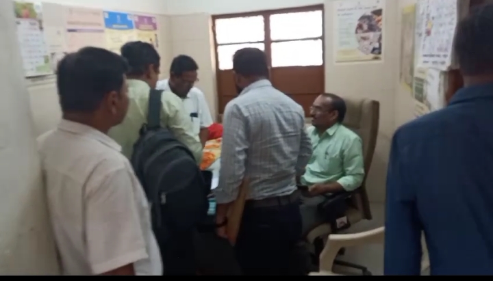 मोठा वाघोदा येथे जिल्हाधिकारी सीईओ डिएचओ टीएमओ वैद्यकीय अधिकारीसह आरोग्य यंत्रणेने तातडीची आढावा बैठक