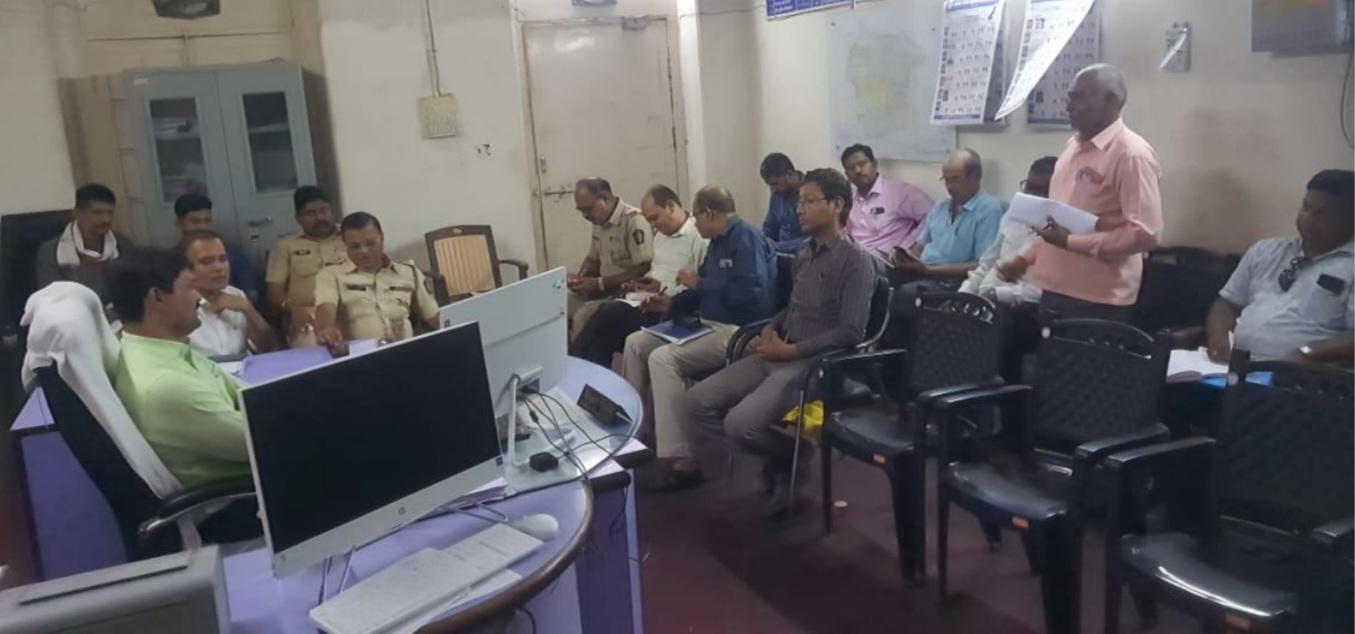 Amalner: पावसाळ्याच्या पार्श्वभूमीवर उपविभागीय अधिकारी महादेव खेडकर यांनी घेतली आढावा बैठक...