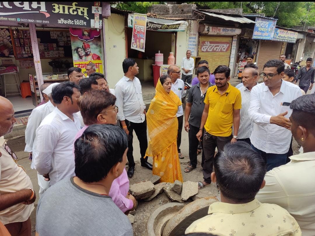 Amalner: मुसळधार पावसात भिंत पडल्याने खा.स्मिता वाघांनी केली रसमंजू कॉम्प्लेक्सची पाहणी