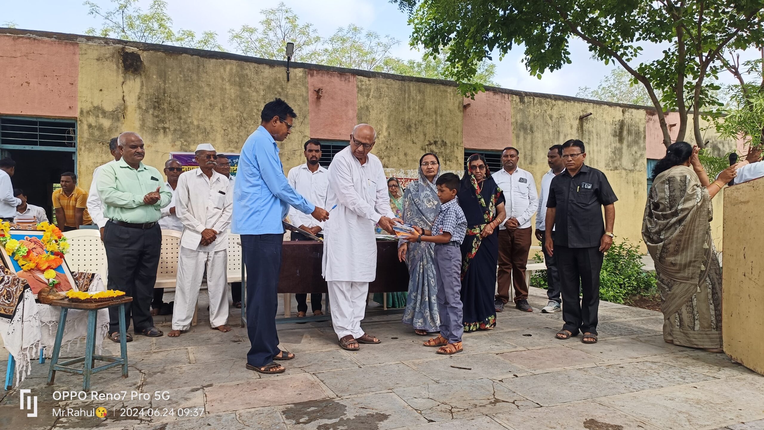 Amalner: व्हि झेड पाटील हायस्कूल येथे शालेय साहित्य वाटप