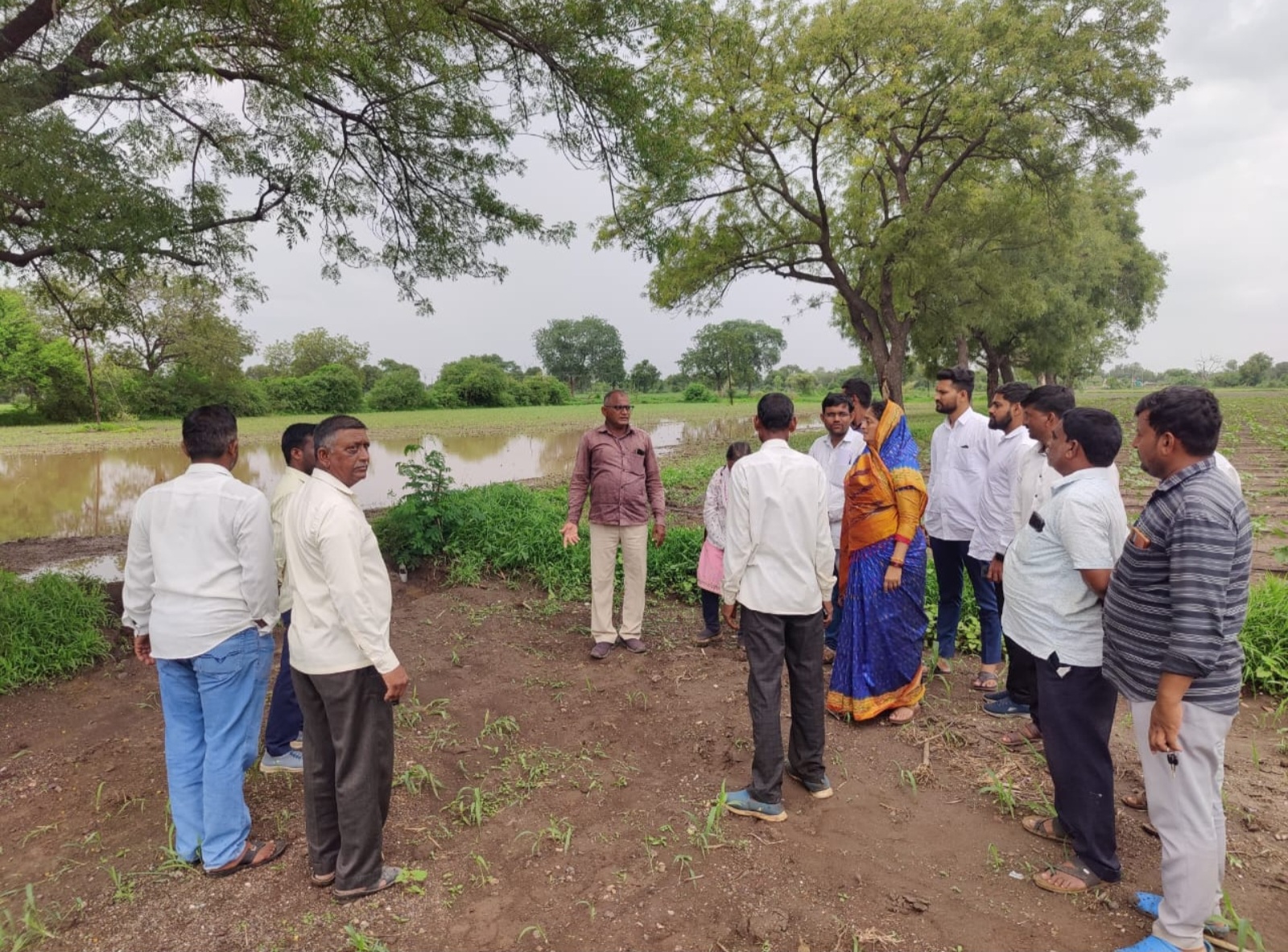 Amalner: जवखेडा परिसरात अतिवृष्टी झाल्याने खासदार स्मिता वाघांनी केली नुकसानीची पाहणी