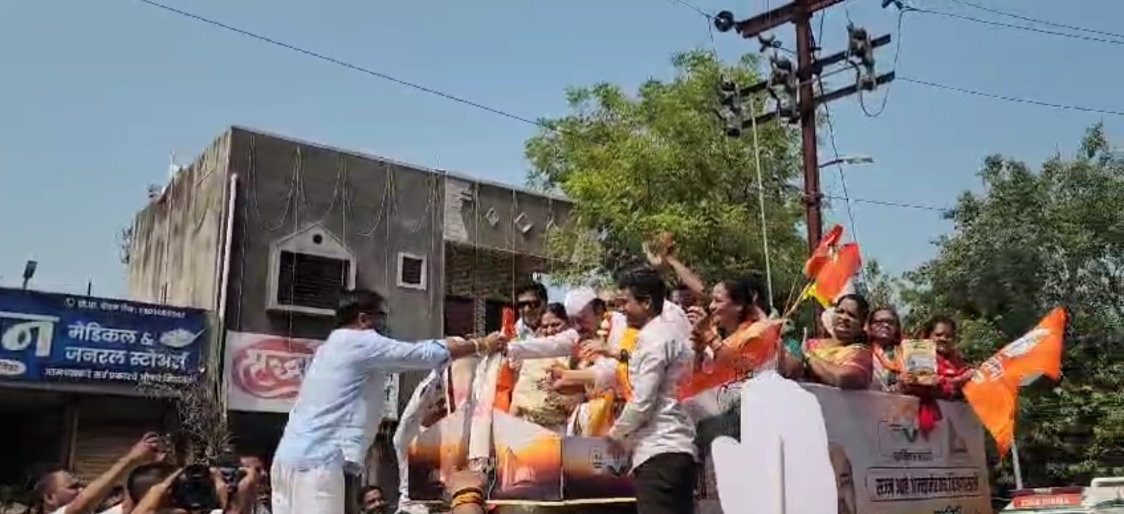 Amalner: रणधुमाळी 2024: ही नव्हे राजकीय कुरघोडी... विरोधी उमेदवाराचा सत्कार..!