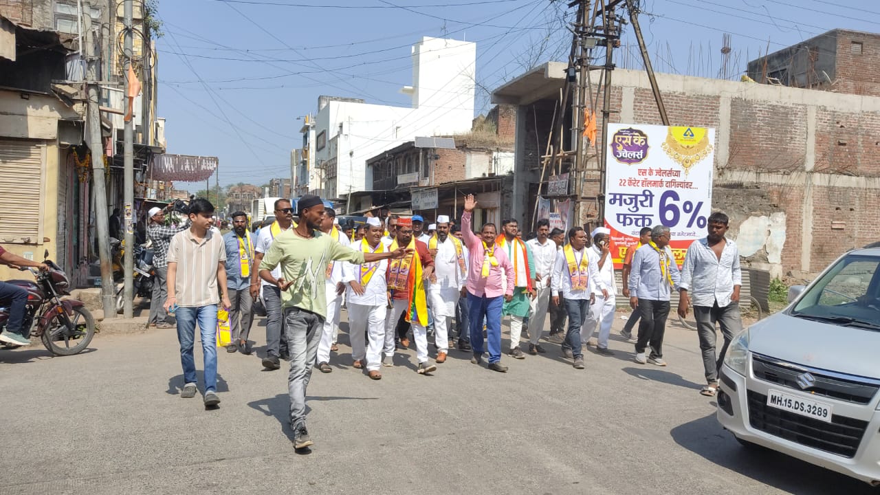 Amalner: मा. आ. शिरीष चौधरी यांच्या अमळनेर शहरात झालेल्या प्रचार रॅलीदरम्यान शहरांतील जाणसामान्य जनतेकडून उत्सपूर्त प्रतिसाद