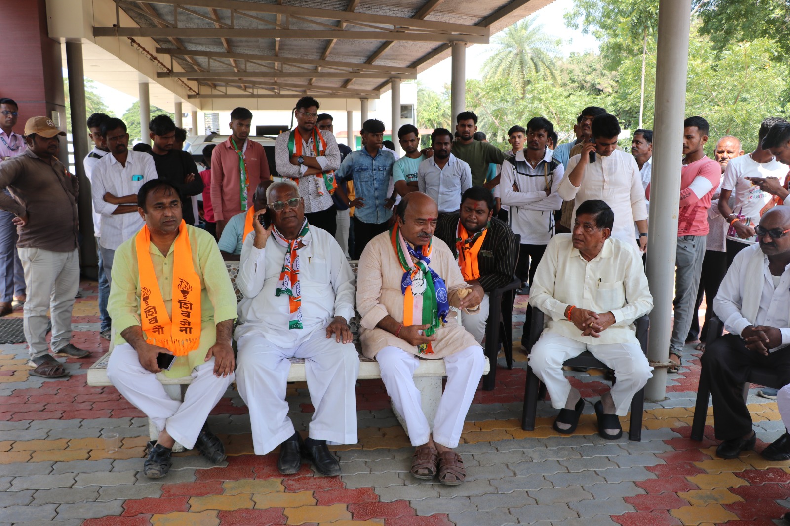 Amalner: रणधुमाळी 2024: पारोळा तालुक्यातील गावांमध्ये डॉ.अनिल शिंदे यांच्या प्रचार रॅलीला जोरदार प्रतिसाद.... मा.आ. साहेबराव पाटील होणार डॉ. शिंदेना पाठींबा..