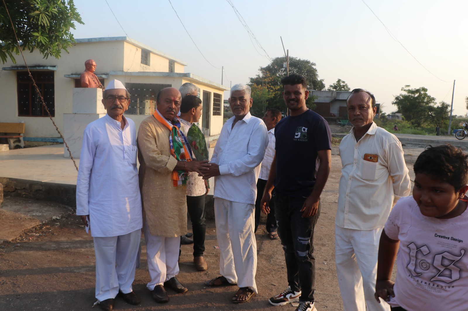 Amalner: रणधुमाळी:2024: जनतेने संधी दिल्यास तालुक्यातील सर्व शेतरस्त्यांचा प्रश्न सोडविणार:- डॉ. अनिल नथ्थु शिंदे ग्रामीण भागात डॉ. शिंदे करतायेत शेतकऱ्यांशी विविध समस्यांवर चर्चा