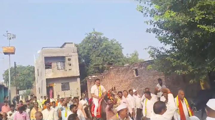 Amalner: वऱ्हाड निघालयं मतदानाला..! शिरीष चौधरींची घोड्यावरून निघाली वरात..