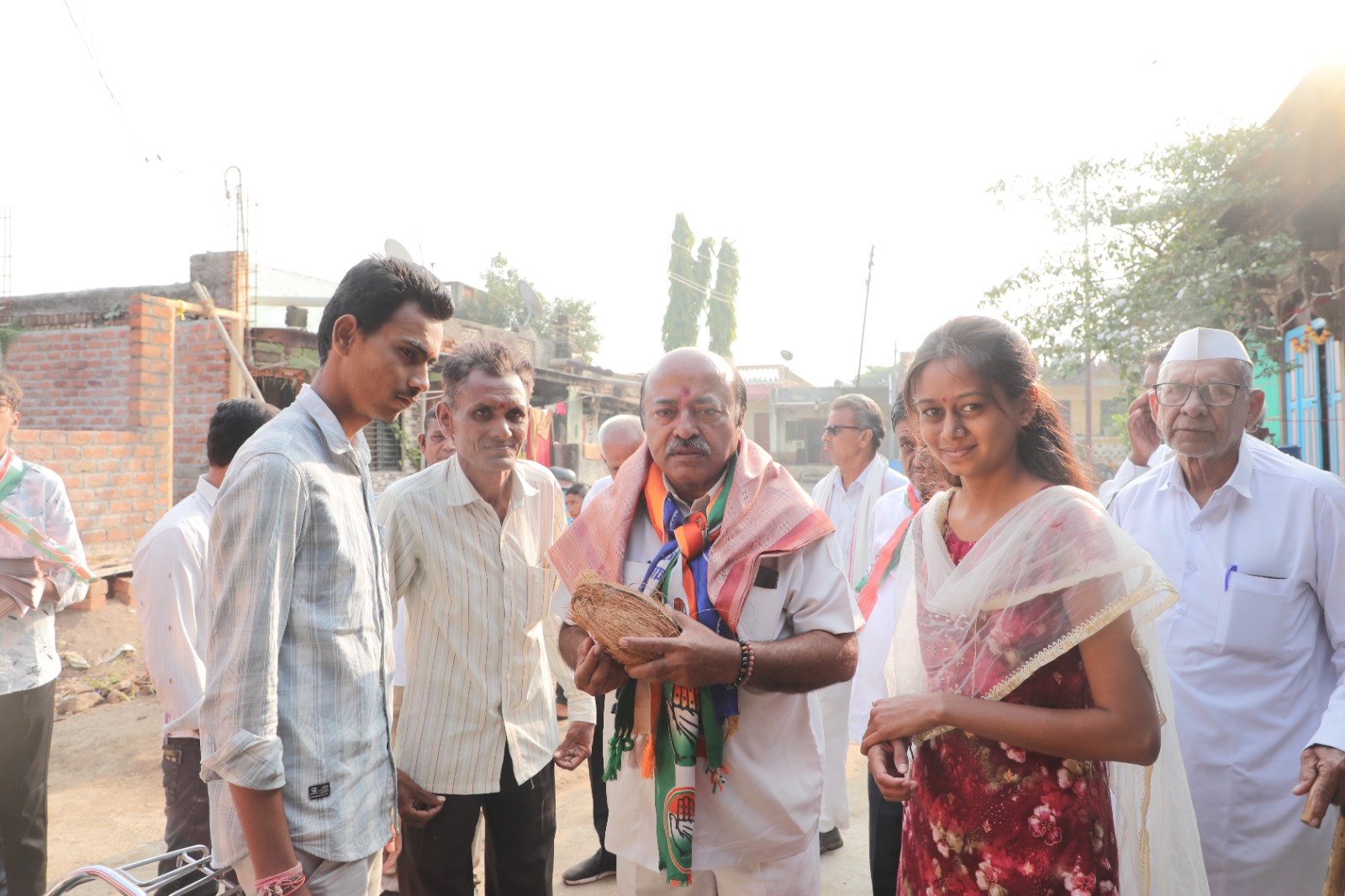 Amalner: रणधुमाळी 2024: महाविकास आघाडीचे उमेदवार डॉ. अनिल शिंदे यांना ग्रामीण भागात मिळतोय उत्स्फूर्त प्रतिसाद..