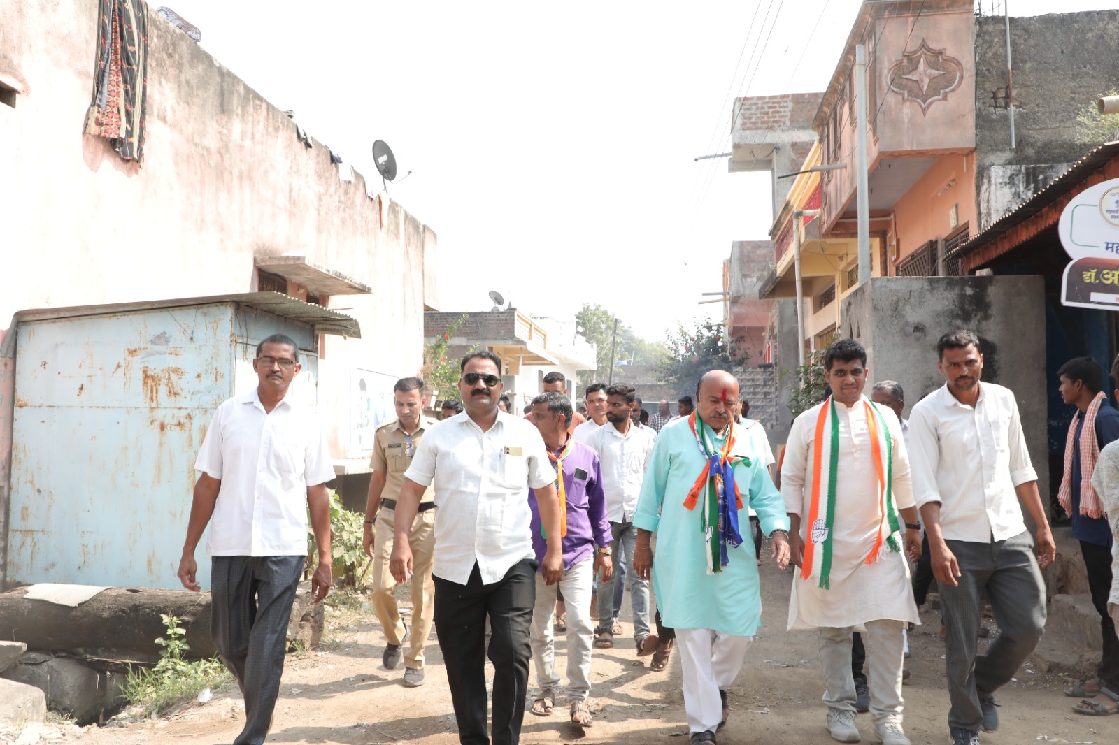 Amalner: रणधुमाळी 2024 : डॉ. अनिल शिंदे यांच्या उमेदवारीने तालुका काँग्रेसला मिळाली नवसंजीवनी..डॉ. शिंदेच्या प्रचारार्थ सर्वच नेते व कार्यकर्ते पिंजून काढत आहेत तालुका..