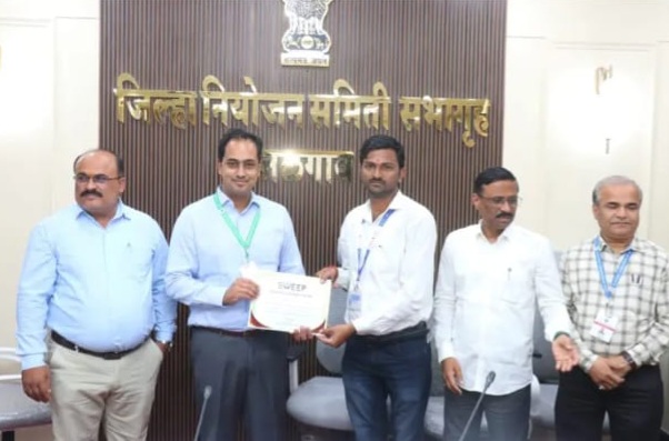 Amalner: मतदान जनजागृतीचे विविध उपक्रम राबविणाऱ्या शाळा संस्थांचा जिल्हाधिकाऱ्यांच्या च्या हस्ते  सन्मान..