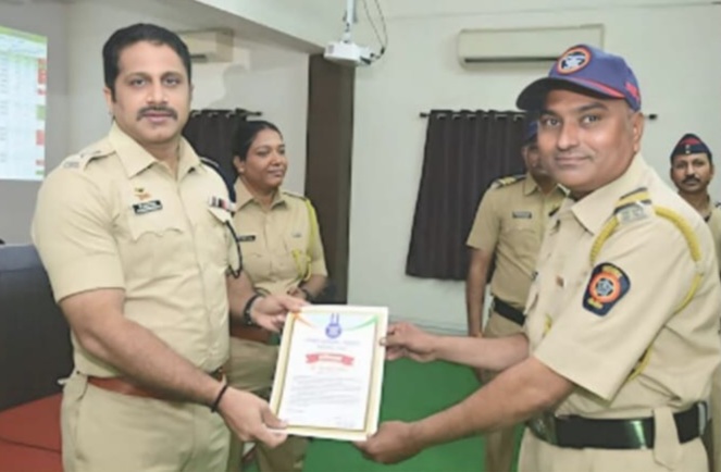 Amalner: निवडणूक कार्य उत्कृष्ट रित्या पार पाडल्याबद्दल हे. कॉ. नरेंद्र वारुळे यांचा पोलिस अधीक्षकांद्वारे प्रशस्तीपत्र देऊन गौरव..