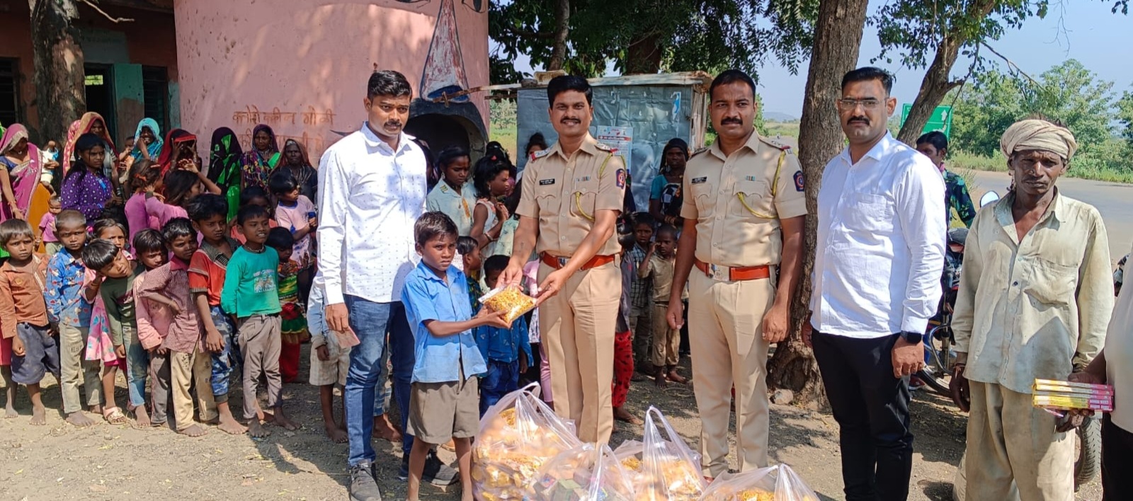 Sawada: वर्दीतील माणूस सपोनि विशाल पाटील:आदिवासी बांधव सोबत साजरी केली दिवाळी!