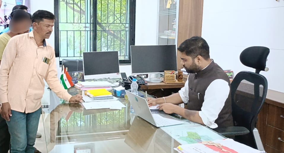 कुठल्याही शासन आदेश नसतांना भोणे येथे ग्रामस्थांकडून, ग्रामसेवक करीत आहे अवैधरित्या पैशांची वसुली