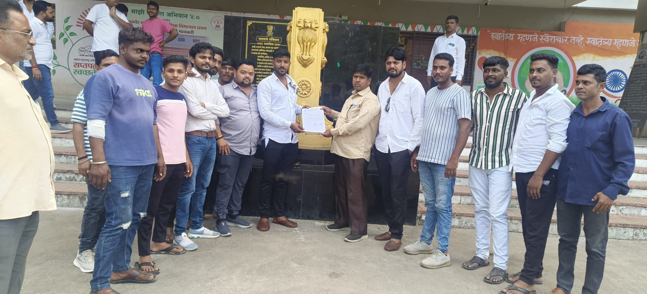 Amalner: छत्रपती शिवाजी महाराज नाट्यगृहा वरील महाराजांच्या तुटलेल्या नावाची दुरुस्ती साठी शिवप्रेमींनी नगरपरिषदेवर काढला मोर्चा...