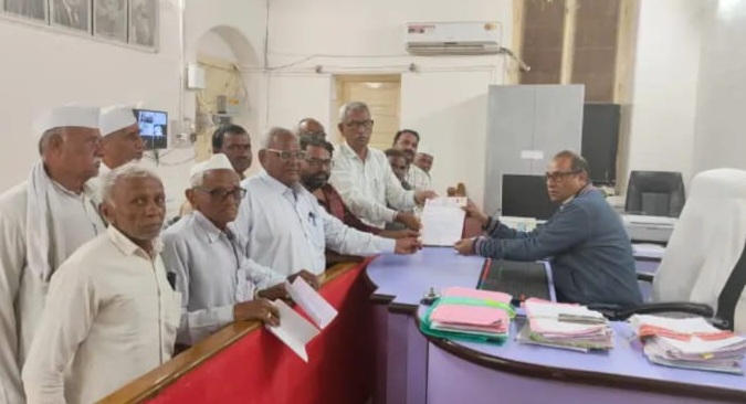 Amalner: कापूस खरेदी केंद्र सुरू करण्यासंदर्भात राष्ट्रीय किसान काँग्रेसचे प्रांतांना निवेदन..