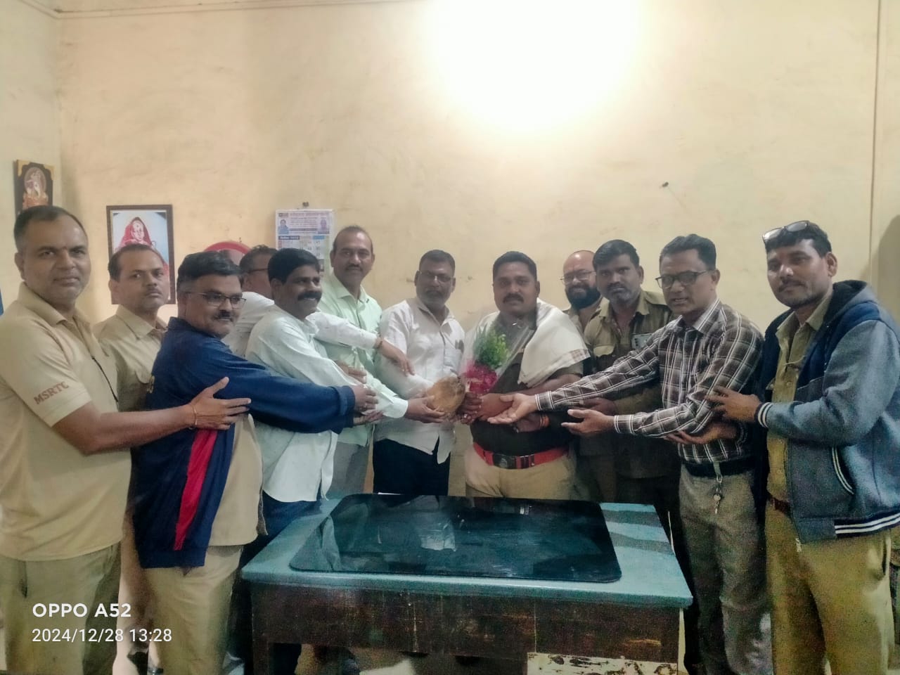 वाहतूक निरीक्षक श्री सोनू गिरासे यांचा कामगार संघटना नंदुरबार आगारातर्फे, शॉल-श्रीफळ व पुष्पगुच्छ देऊन स्वागत-सत्कार..