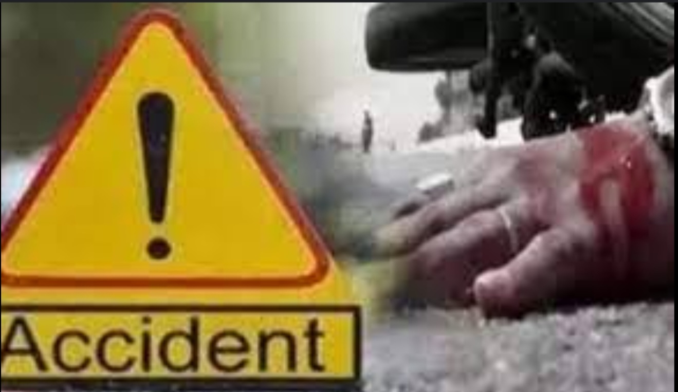 Amalner: भयानक अपघातात  चोपड्याचे तिघे ठार..कालिपिली टॅक्सी आणि दोन मोटरसायकल एकमेकांवर आदळल्या..