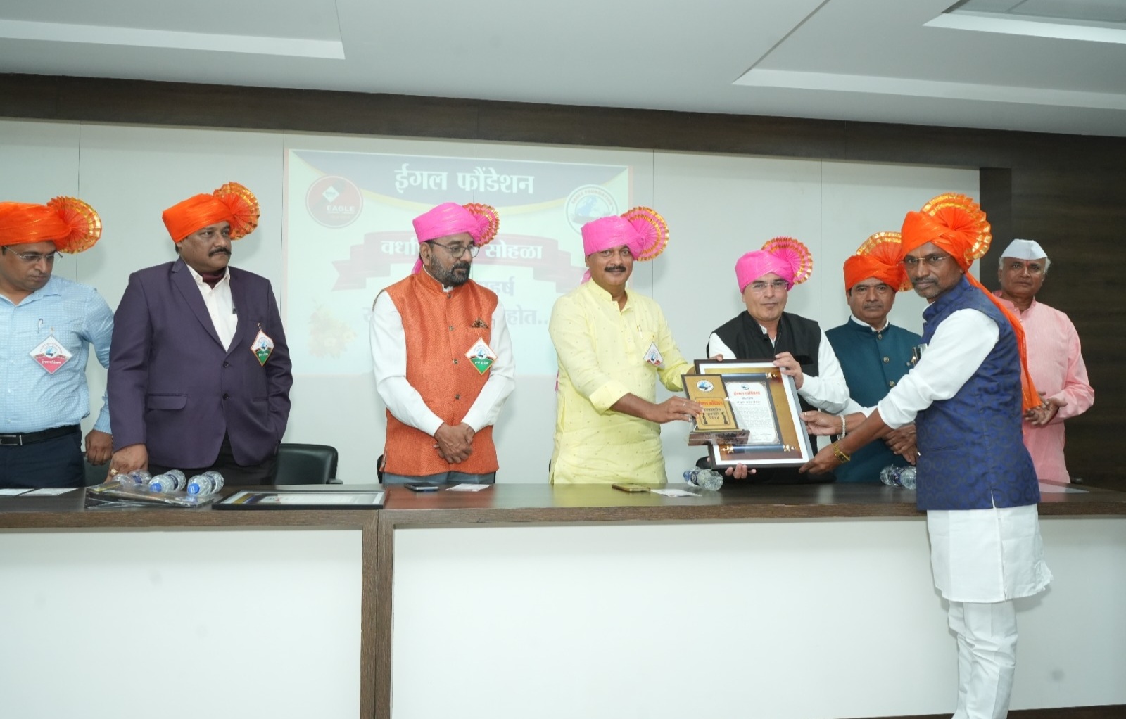 सुरेश खैरनार आदर्श पोलीस पाटील पुरस्काराने सन्मानित.